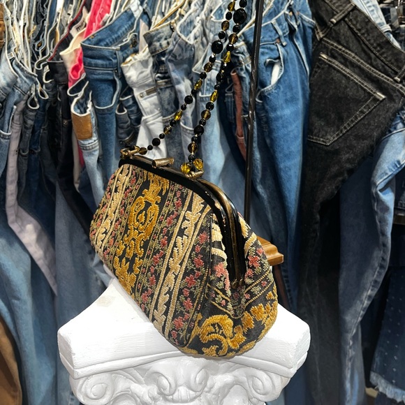 Vintage TAPESTRY carpet bag Fuzzy Velvet Floral beaded top handle frame bag - Picture 3 of 8